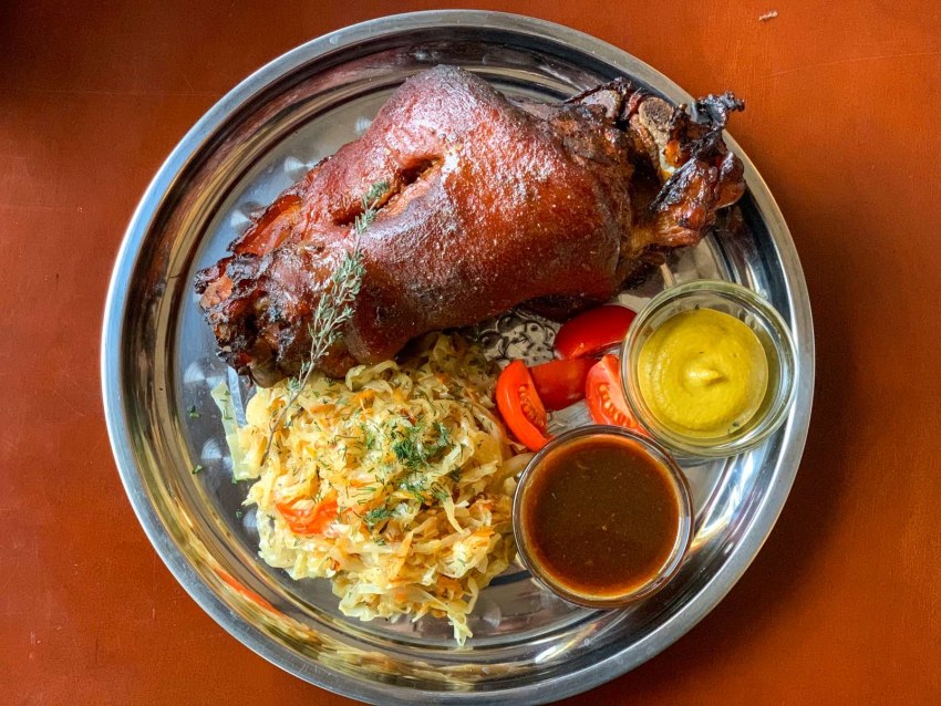 Рулька свиная с квашеной капустой