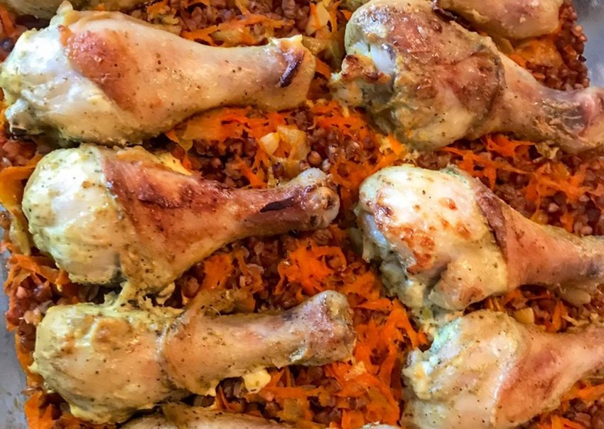 Куриные голени с гречкой в духовке