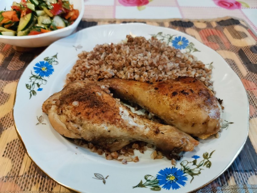 Куриная голень с гречкой