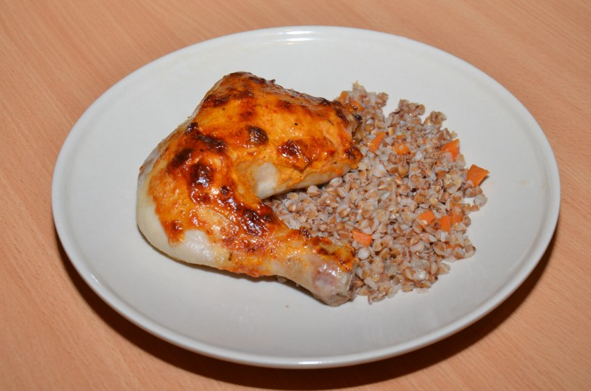 Куриные бедрышки с гречкой