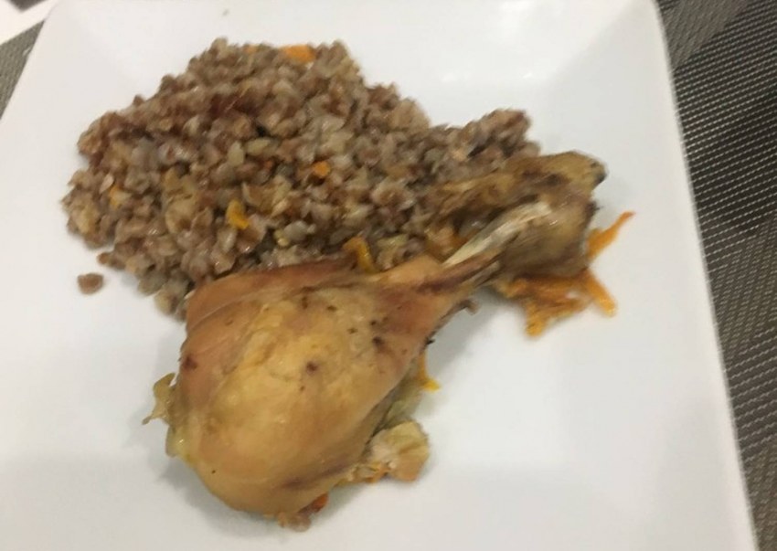 Куриная голень с гречкой
