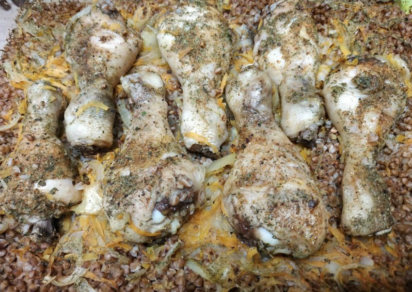 Куриные голени с гречкой в духовке