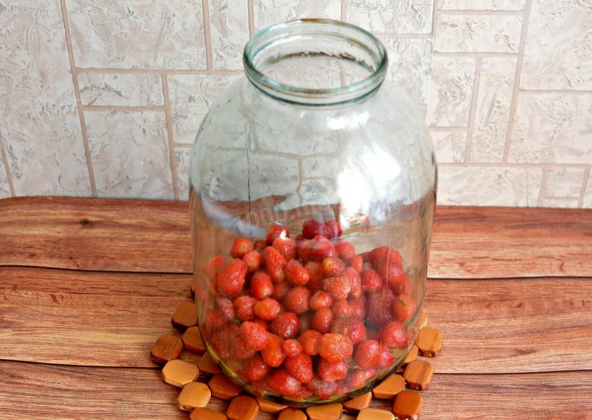 Компот из полевой земляники