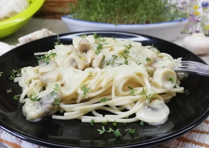 Спагетти с грибным соусом со сливками