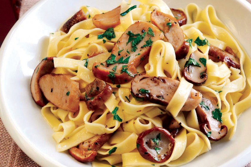 Макароны с грибами в сметанном соусе