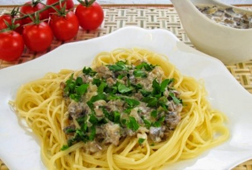 Спагетти с курицей в сливочном соусе с сыром