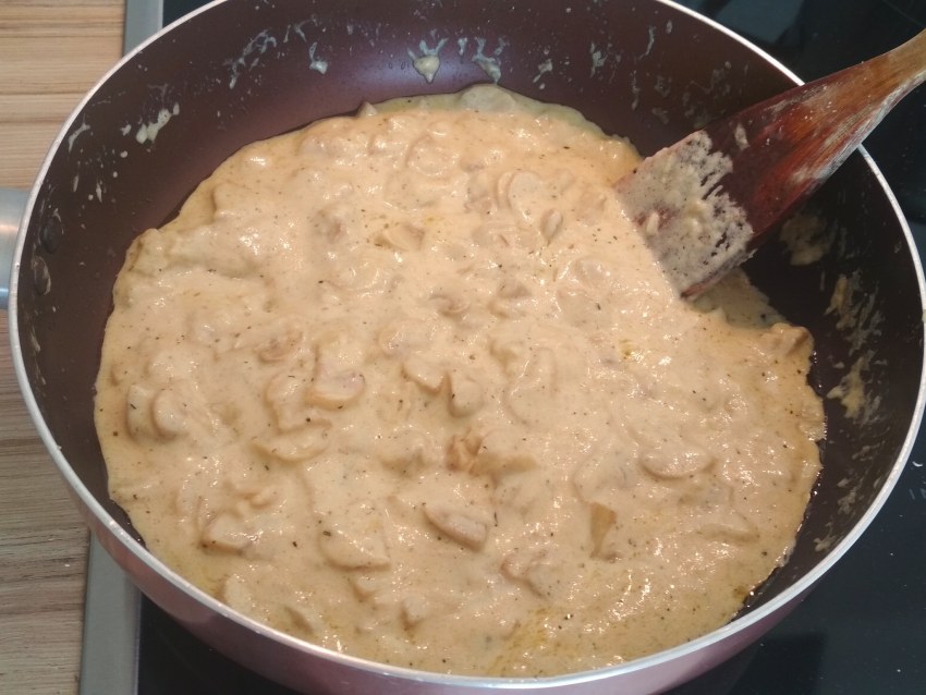 Макарон с подливкой грибами