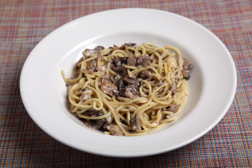 Спагетти с томатно грибным соусом
