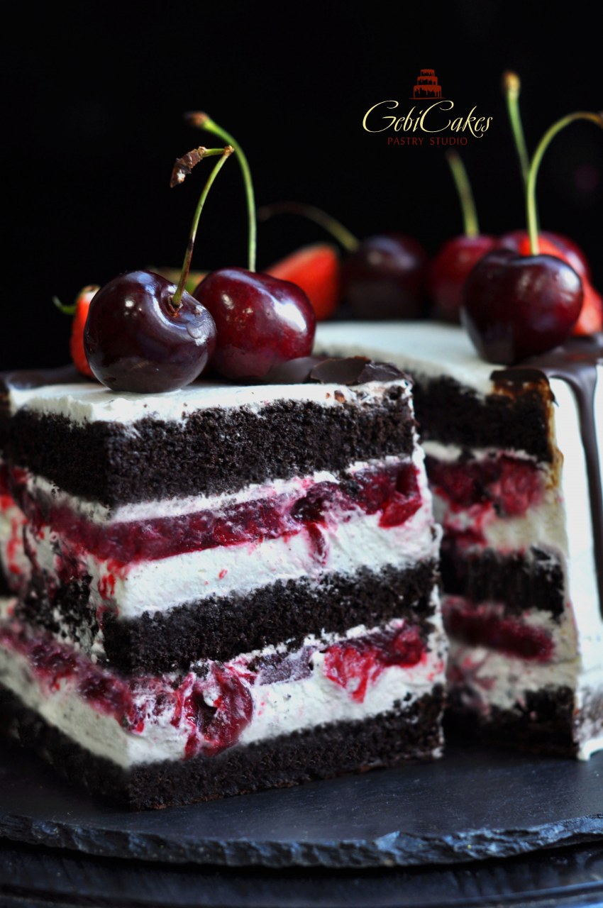 Кусок торта с вишней