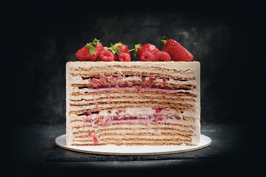 Торт с малиновым конфи