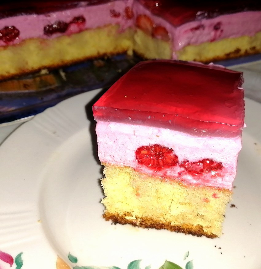 Торт молочная девочка с малиновой прослойкой