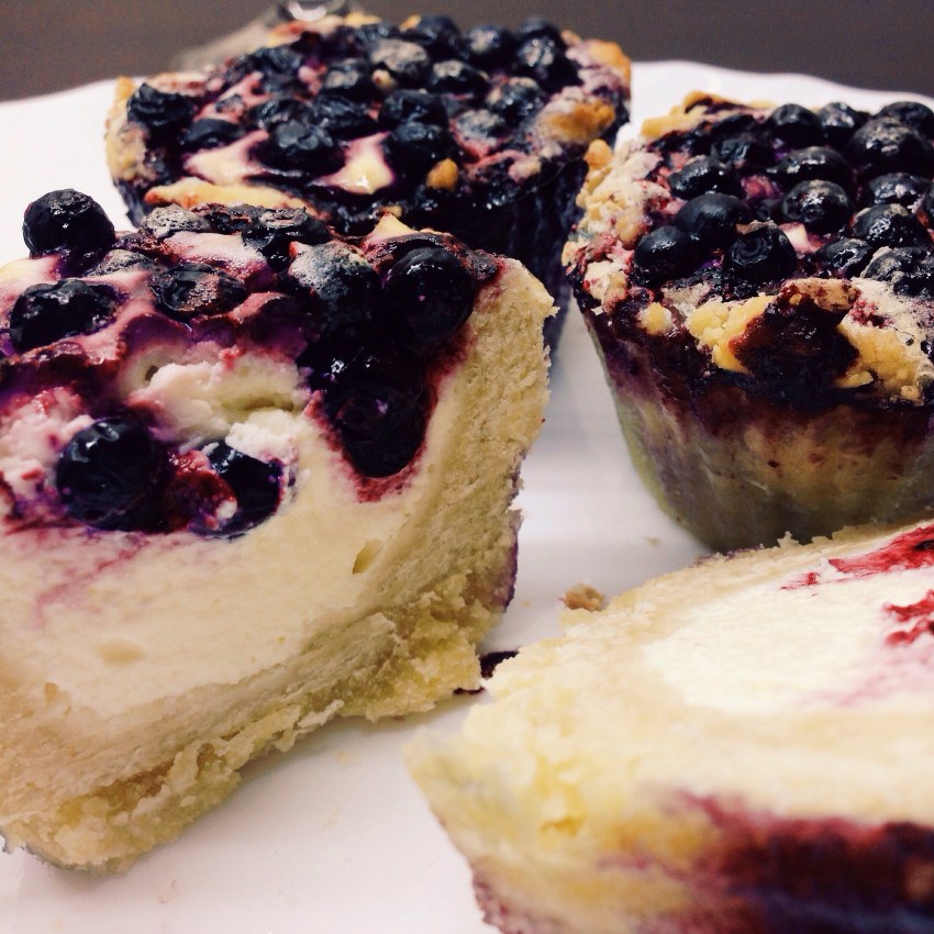 Песочные корзиночки с маскарпоне и ягодами