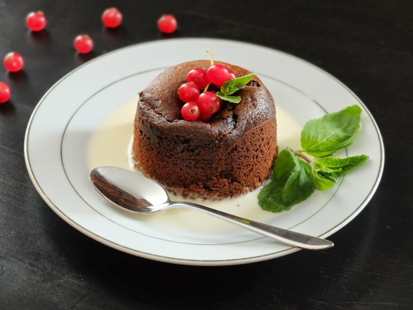 Десерт шоколадный фондан с мороженым