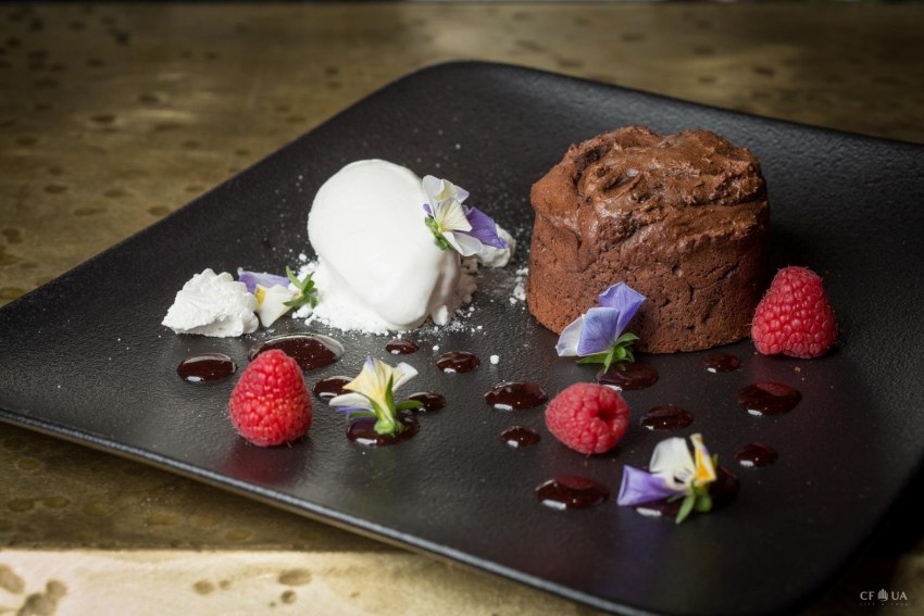 Десерт с шоколадом внутри