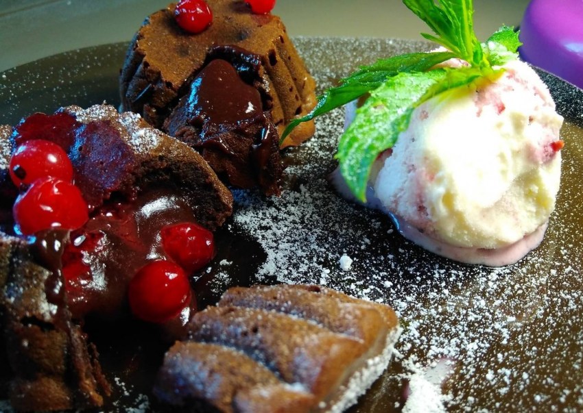 Шоколадный фондан с соусом