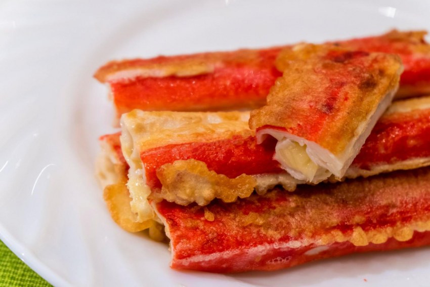 Жареные крабовые палочки в кляре