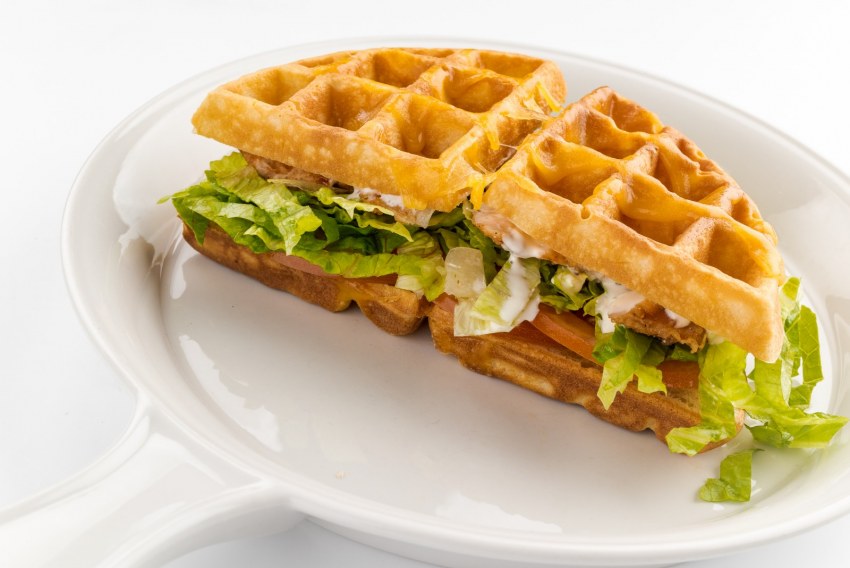 Венская вафля с беконом и сыром Чеддер