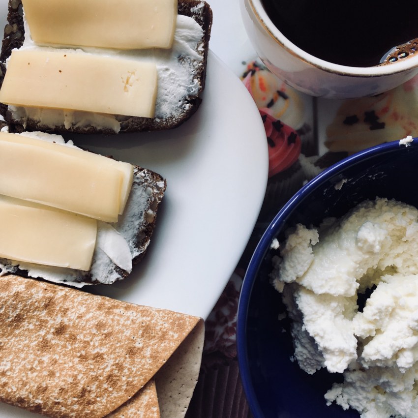 Сэндвич торчащая колбаса