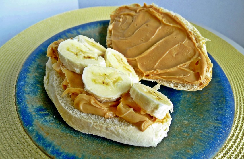 Сладкий бутерброд с бананом