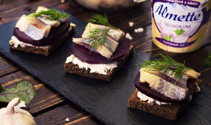 Тартинки со шпротами