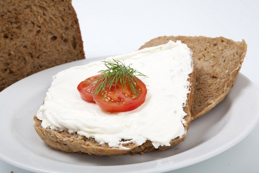 Бутерброды со шпротами и соленым огурцом на черном хлебе