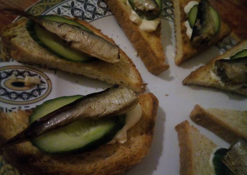 Бутерброд с черным хлебом вид сверху