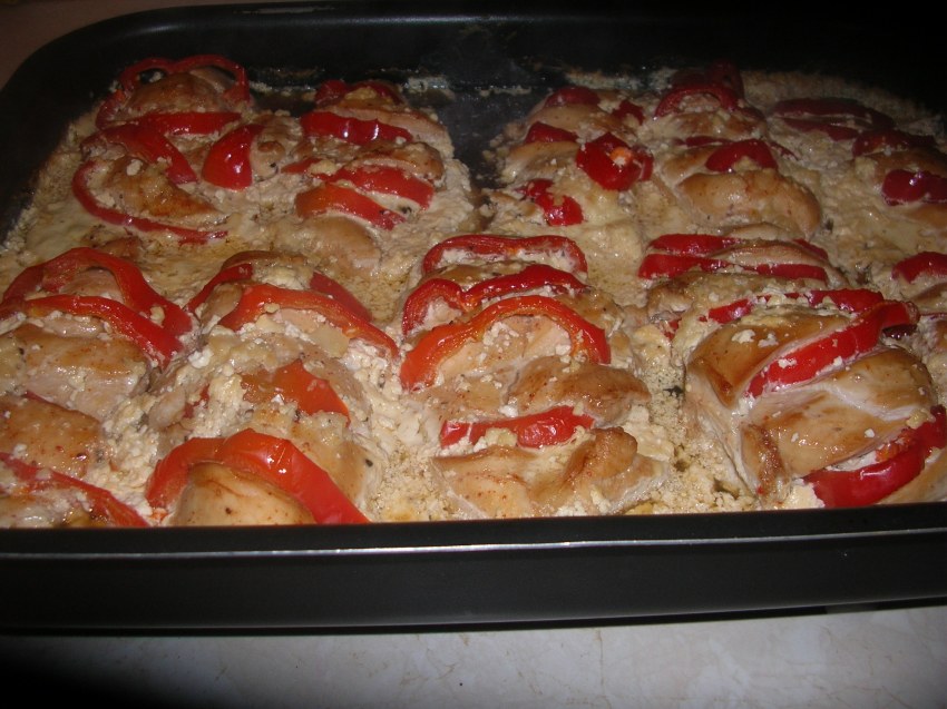 Грудка куриная запеченная в духовке с помидорами