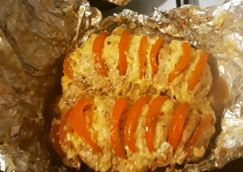 Грудка запеченная с помидорами в фольге и сыром