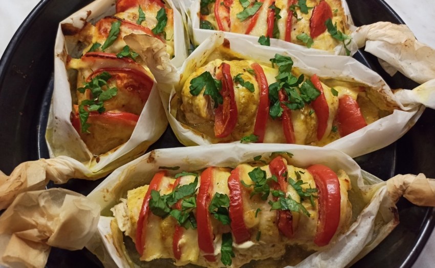 Куриное филе гармошка с помидорами и сыром в духовке