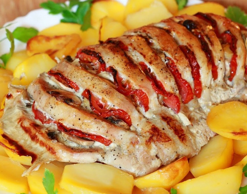 Куриная грудка, запеченная с помидорами и розмарином