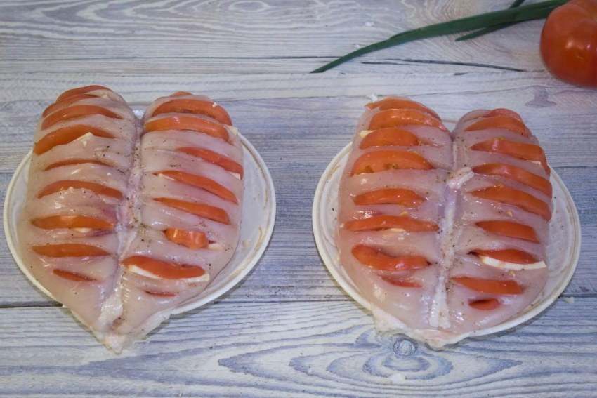 Куриная грудка гармошка с помидорами и сыром