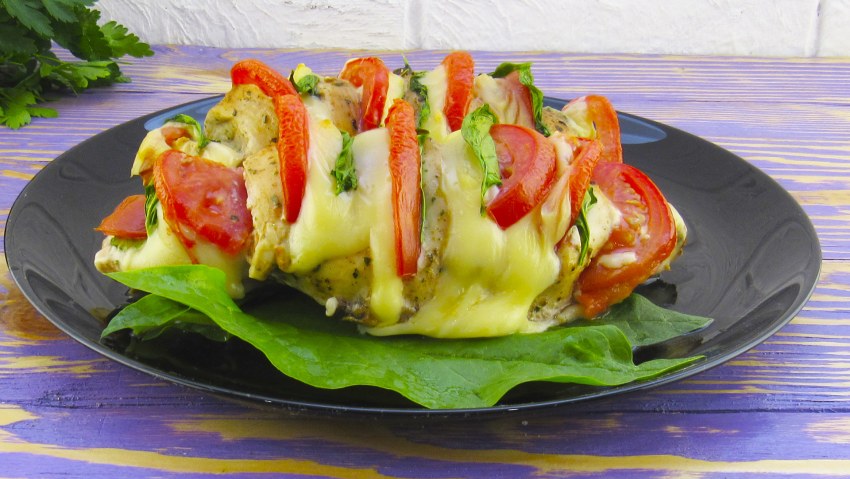 Куриное филе отбивные в духовке с помидорами и сыром