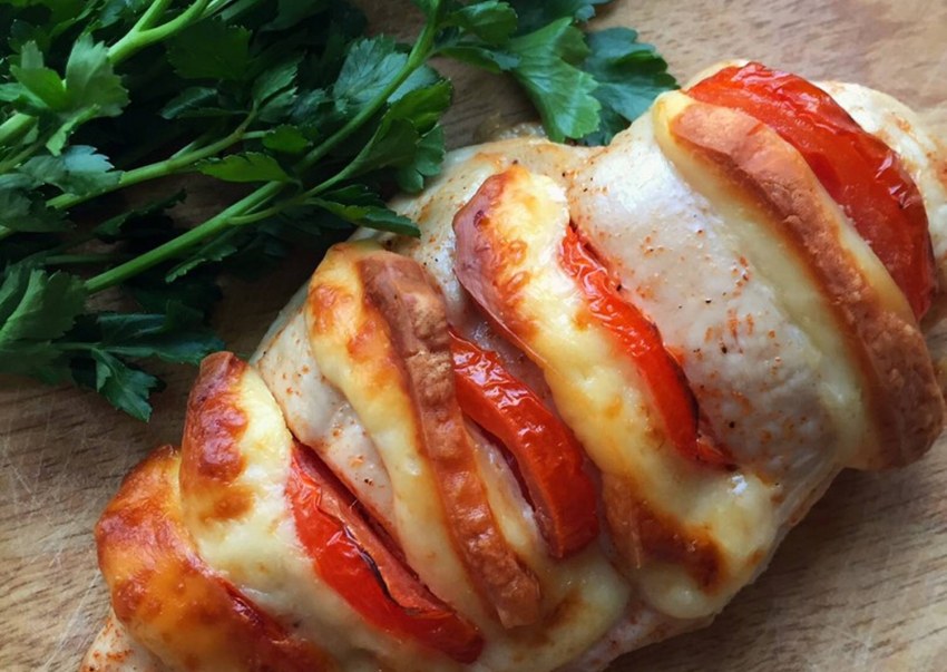 Грудка куриная запеченная в духовке с помидорами и сыром