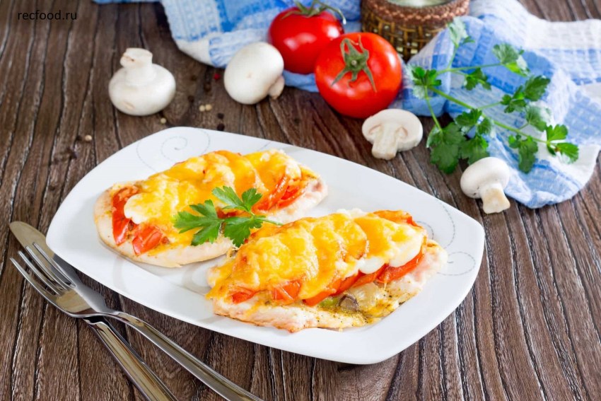 Куриная отбивная с грибами и помидорами под сыром в духовке