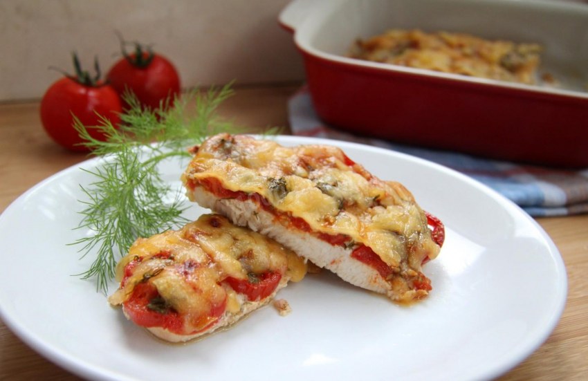 Куриная грудка с моцареллой и помидорами и базиликом