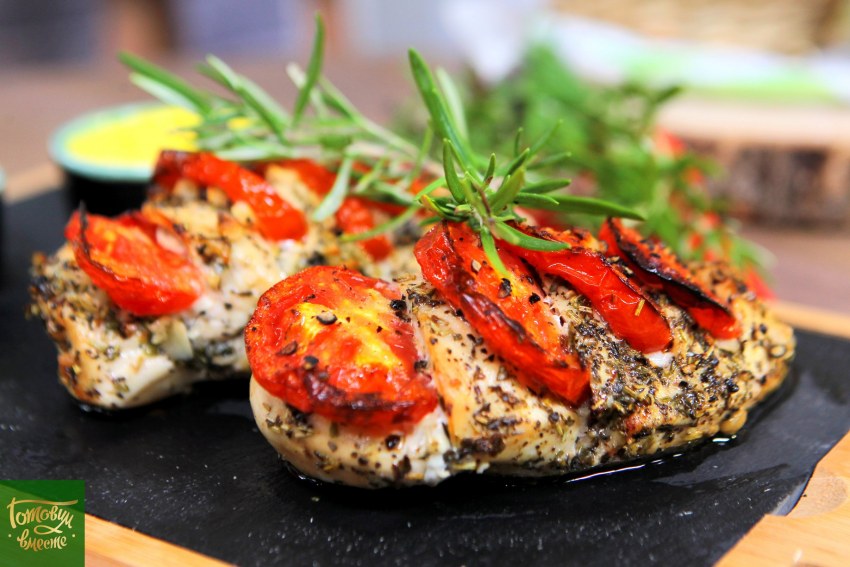 Грудка запеченная с помидорами