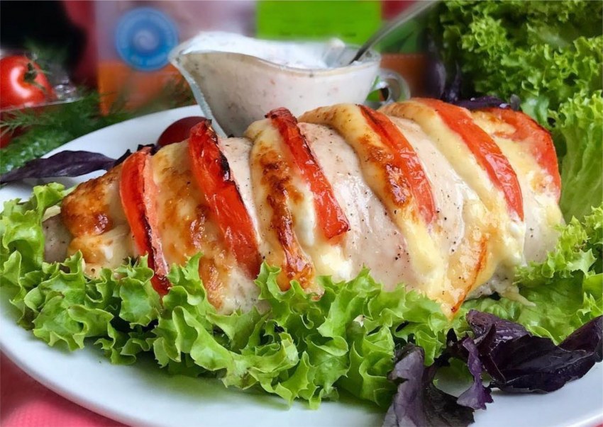 Куриная грудка гармошка с помидорами и сыром в духовке