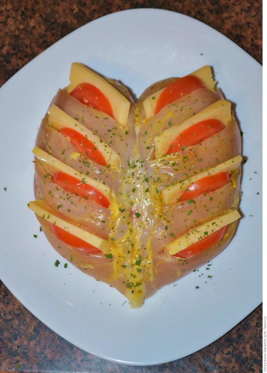 Грудка куриная запеченная в духовке с помидорами и сыром гармошка