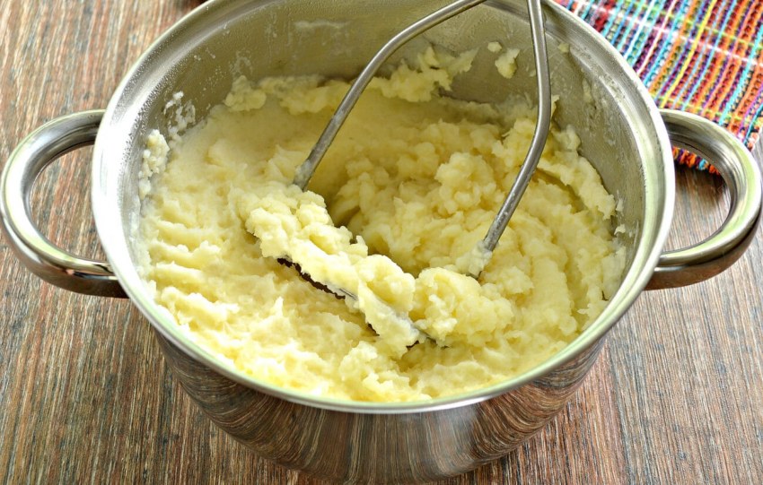 Картофельное пюре в кастрюле