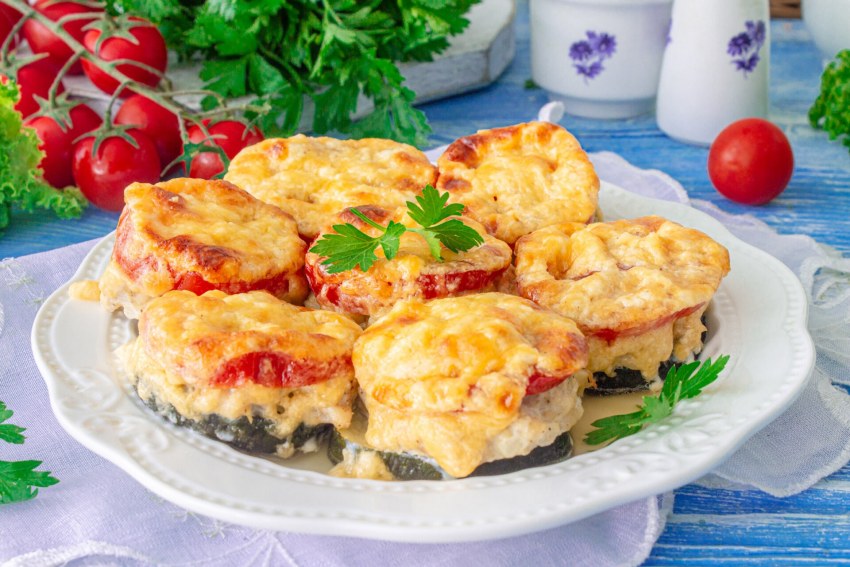 Котлеты с помидорами и сыром в духовке