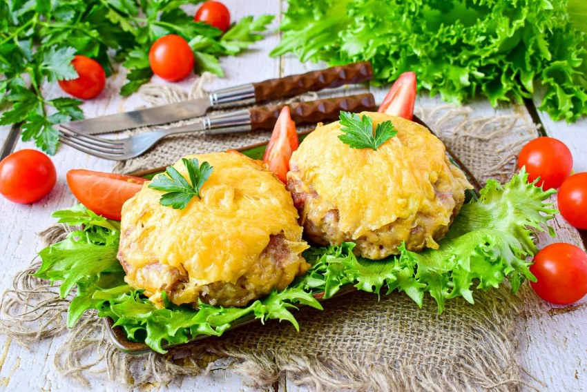 Котлеты в духовке с овощами и сыром