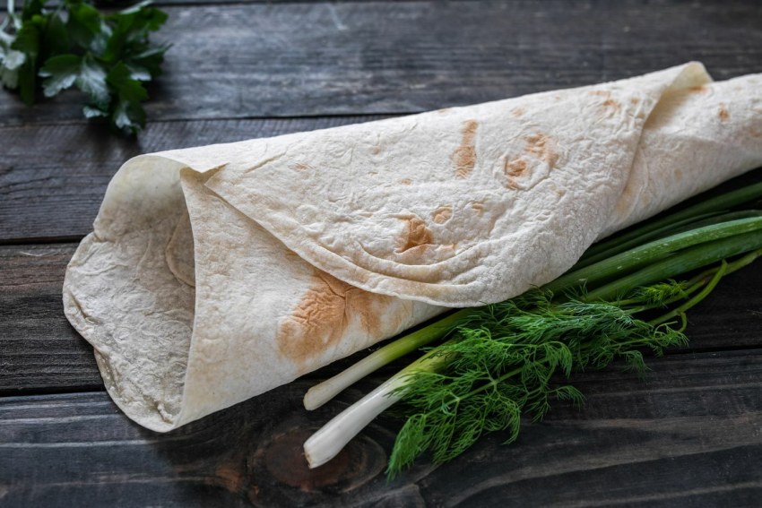 Рулет из лаваша с творогом в духовке