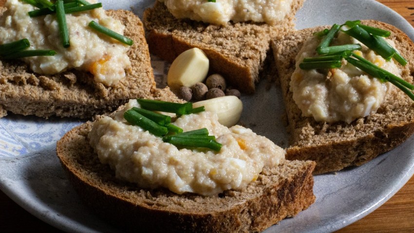 Форшмак с солеными грибами и сельдью