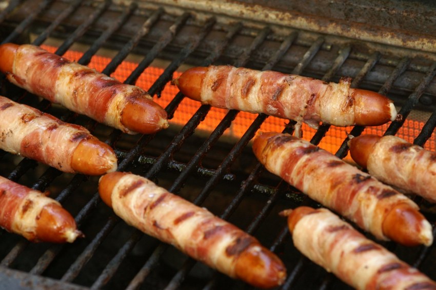 Сосиски в беконе на мангале