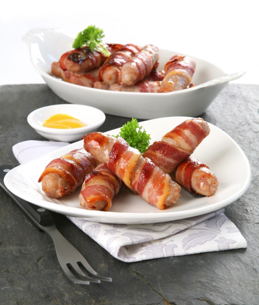 Сосиски в беконе