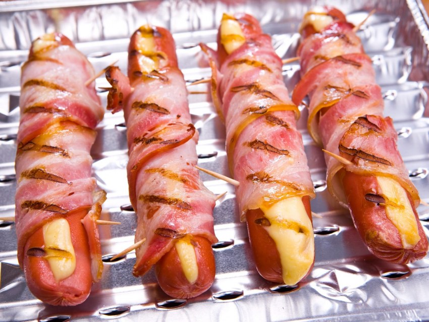 Сосиски в беконе