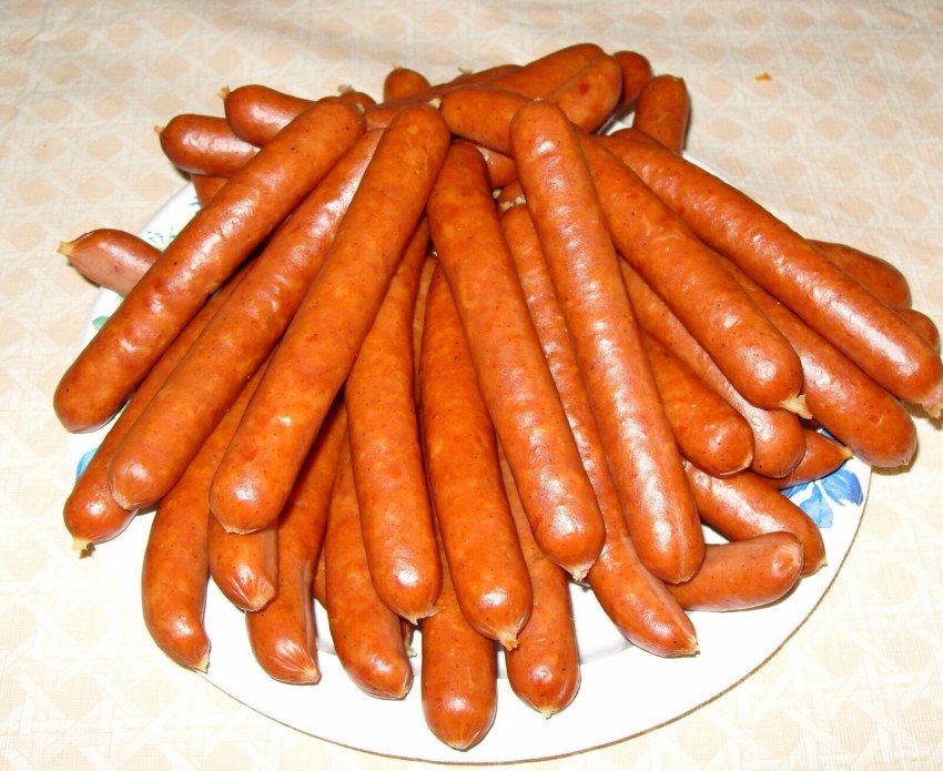 Приготовленные сардельки сосиски завтрак