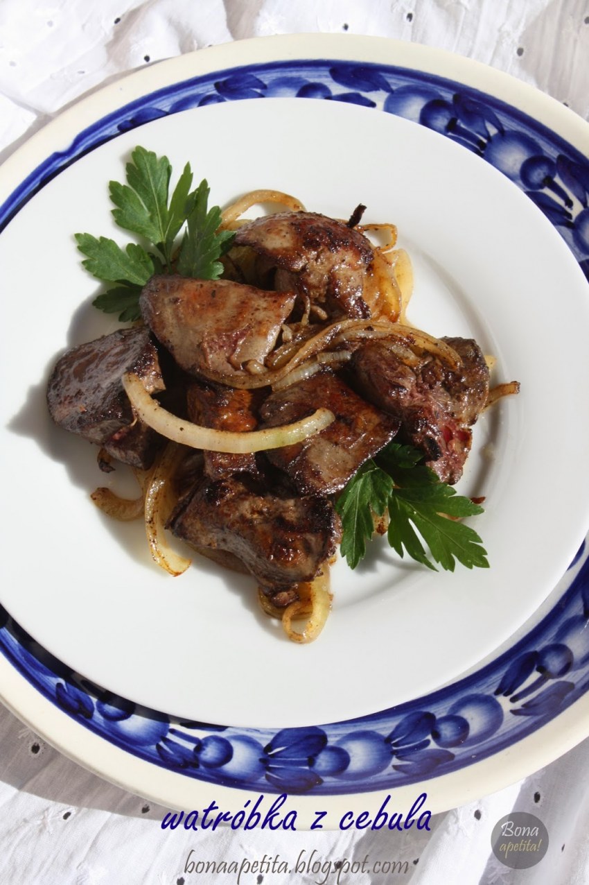 Печень куриная жареная с луком на сковороде