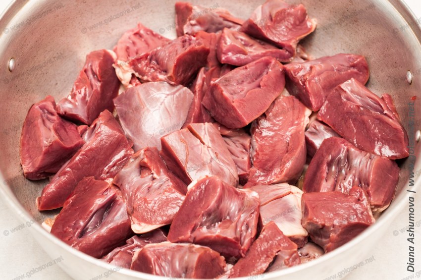 Вареное говяжье сердце в сметане тушеное