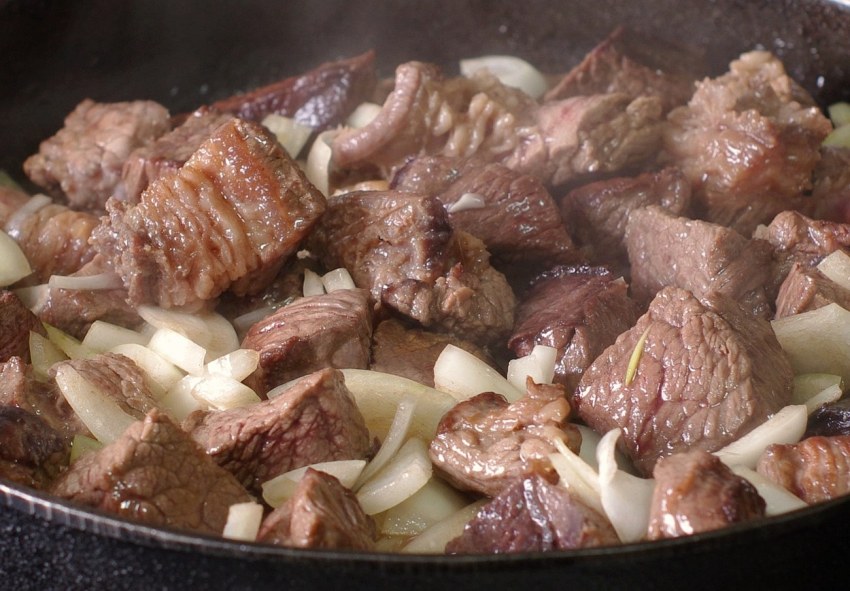 Говядина с тестом и луком рецепт